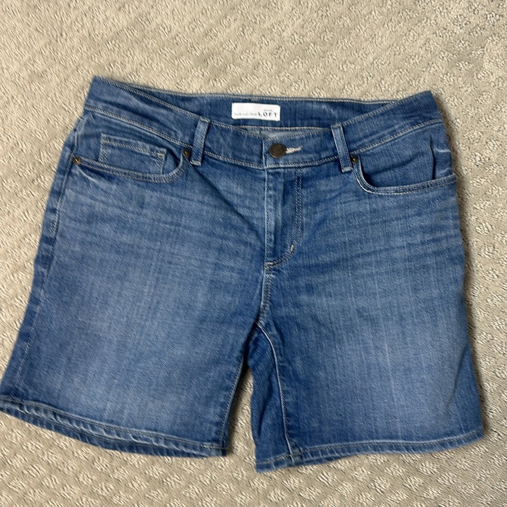 Sz 26 or 2 Ann Taylor Loft medium wash Jean shorts not distressing mid wash